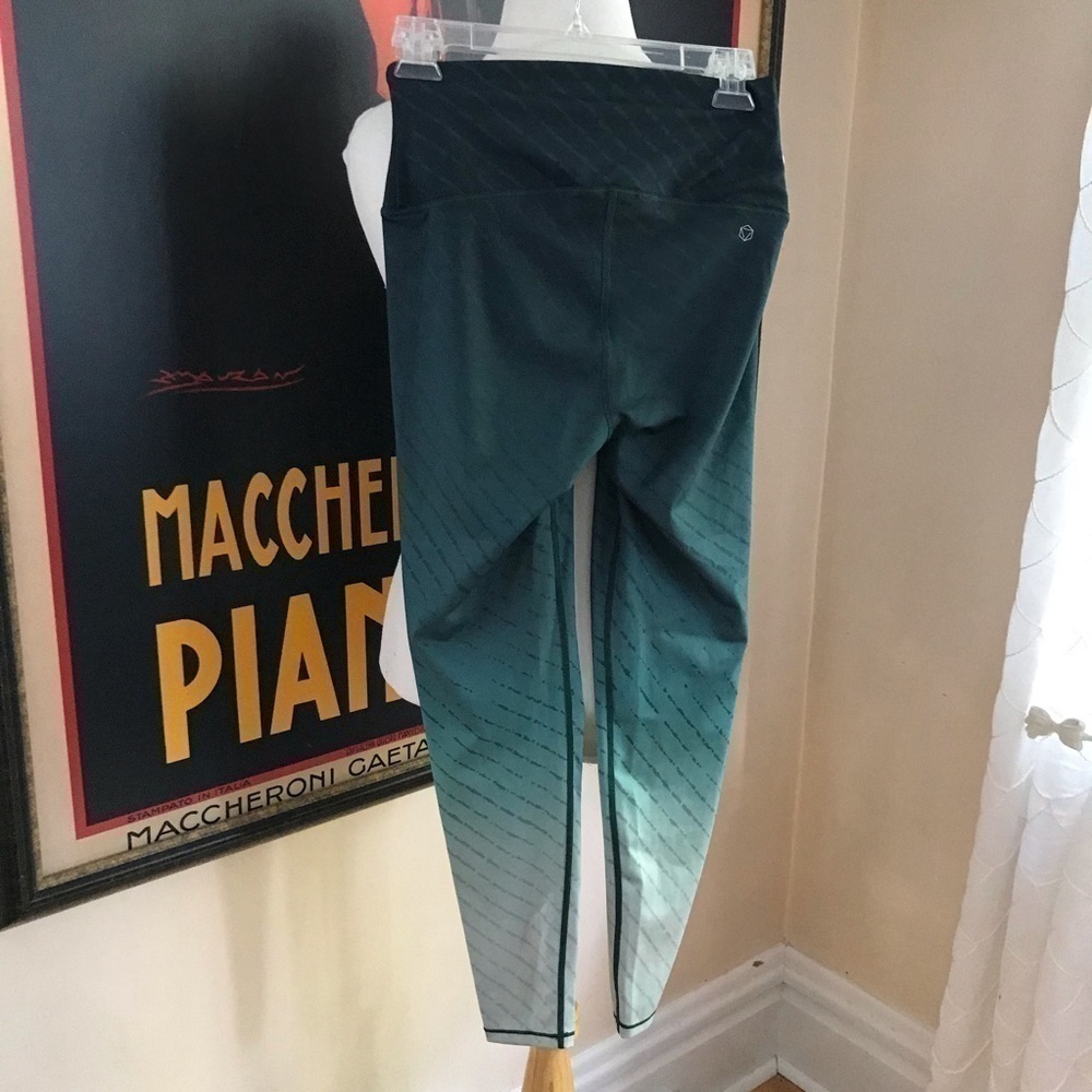 AR-33 AOP Gradual Green Ombre Leggings Sz Med - Picture 3 of 9
